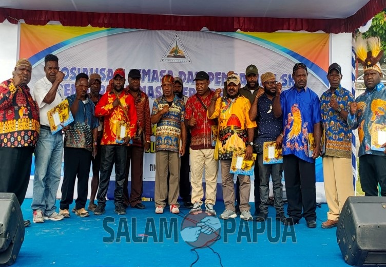 Foto bersama usai pemberian SK Pengurus LEMASA Periode 2023-2028 (Foto:salampapua.com/Acik)