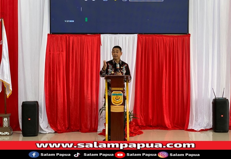 Pj Bupati Mimika Valentinus S Sumito saat menyampaikan sambutan (salampapua.com/Evita)