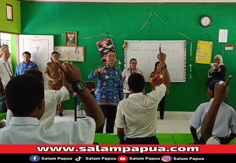 Pj Bupati Mimika, Valentinus Sumito berinteraksi dengan pelajar SMP  (salampapua.com/Acik)
