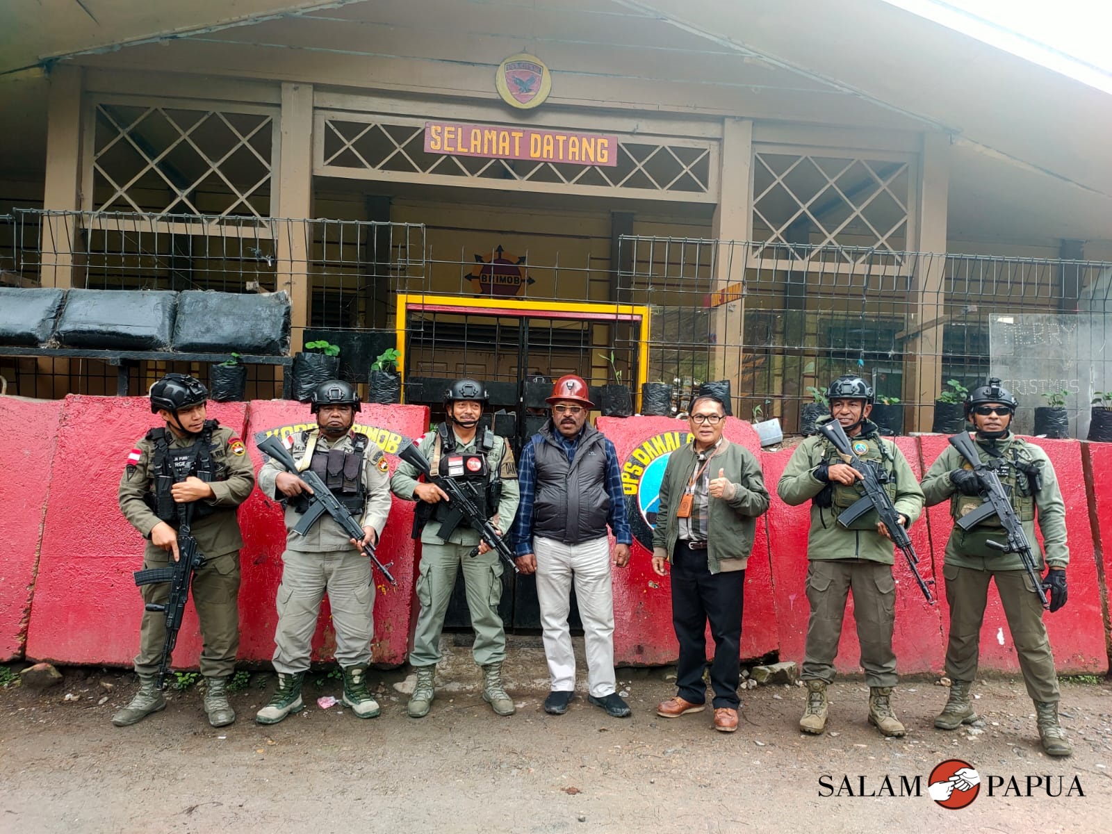 Ketua DPRD Mimika Anton Bukaleng,S.Sos,M.Si bersama Anggota DPRD Mimika Lexy David Linturan foto bersama aparat keamanan di Banti 2 (Foto:salampapua.com/Acik)