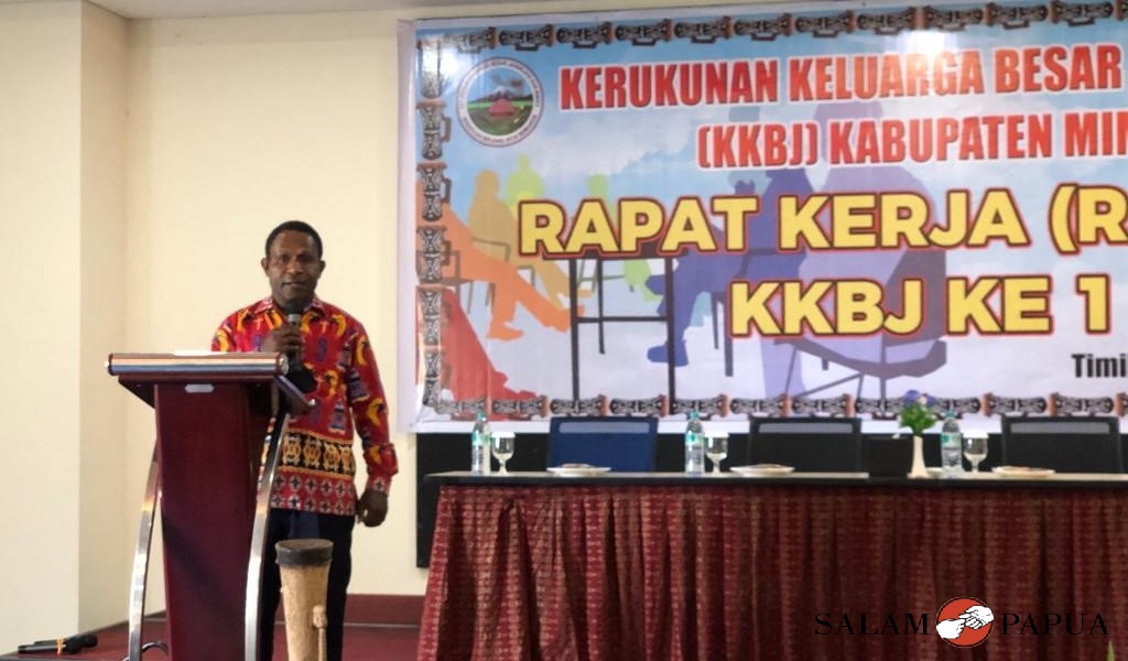 Pdt. Otan Wanino saat membawakan Khotbah pada Pembukaan Raker KKBJ Kabupaten Mimika (Foto:salampapua.com/Evita)
