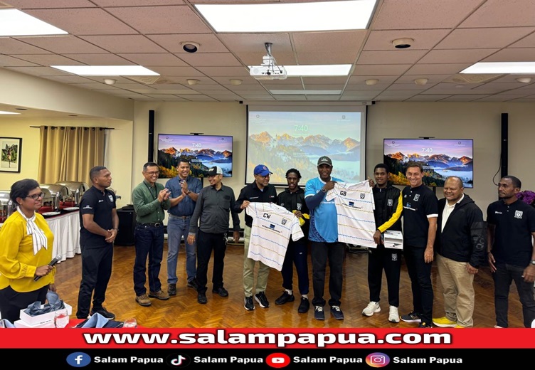 Pemberian jersey dari Direktur Akademi PFA Wolfgang Pikal kepada Direktur & Executive Vice President (EVP) Sustainable Development PTFI, Claus Wamafma dan Executive Vice President (EVP) of Operations PTFI George Banini, di Hall Senior Guest House, Tembagapura (salampapua.com/Evita)
