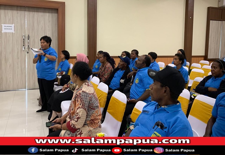 Perwakilan peserta dari Kelurahan Timika Indah saat menyampaikan pertanyaan (salampapua.com/Acik)