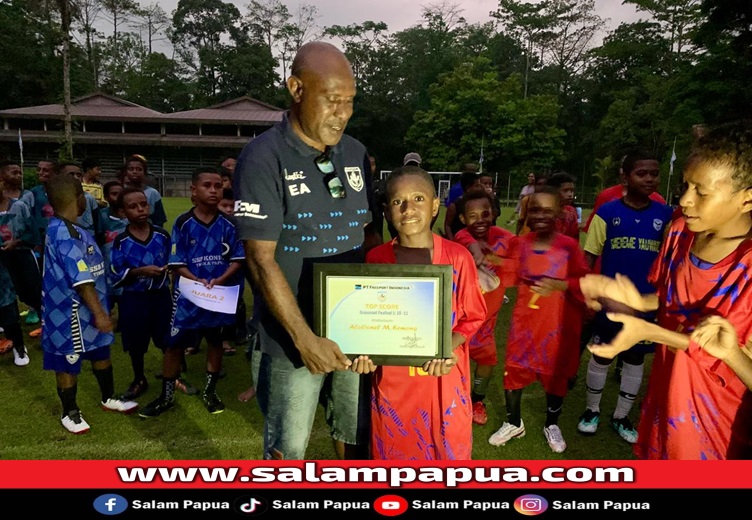 Pemberian piagam top score dari Ketua Harian Persemi Mimika Emanuel Ananim (salampapua.com/Evita)