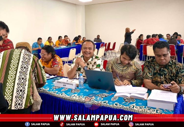 Pembahasan penerimaan usulan oleh Dinas Perumahan (salampapua.com/Evita)
