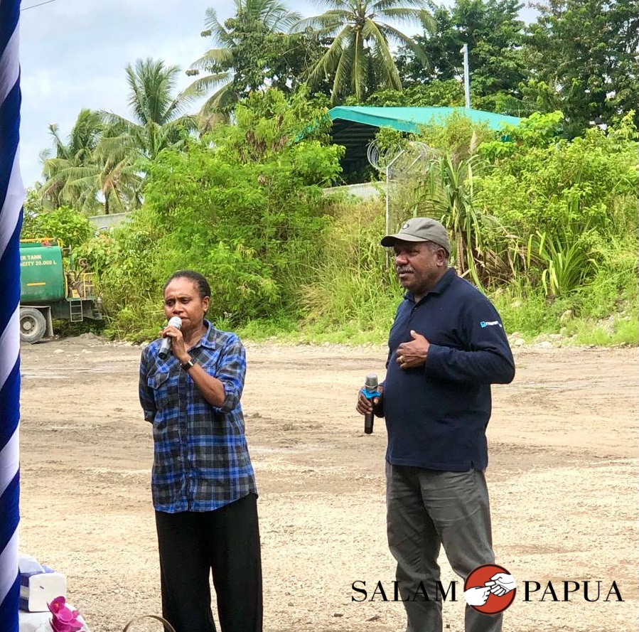 Sambutan Istri dari Direktur PT. Putra Otomona Jaya, Lepina Kondologi (Foto:salampapua.com/Evita)