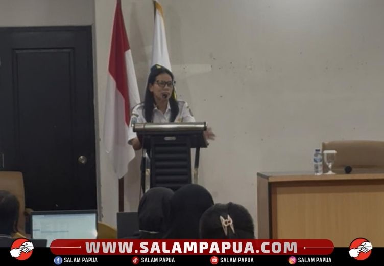 Kepala Seksi Kesehatan Keluarga Dinkes Mimika, Nelly Pangaribuan saat menyampaikan sambutan (salampapua.com/Evita)
