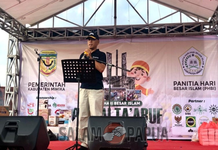 Kepala Dinas Perpustakaan dan Arsip Daerah Kabupaten Mimika, Andi Ramli Teru saat membacakan sambutan Pj Bupati Mimika (Foto:salampapua.com/Evita)