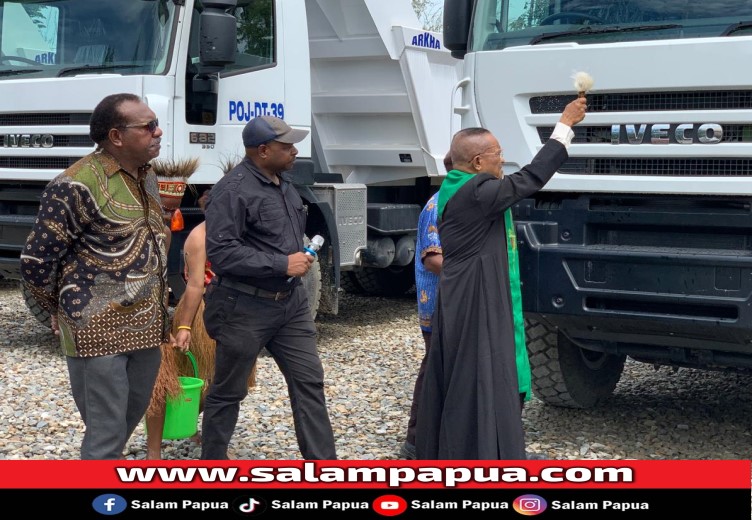 Pemberkatan 30 unit kendaraan oleh Pastor Amandus Rahadat, Pr (salampapua.com/Evita)