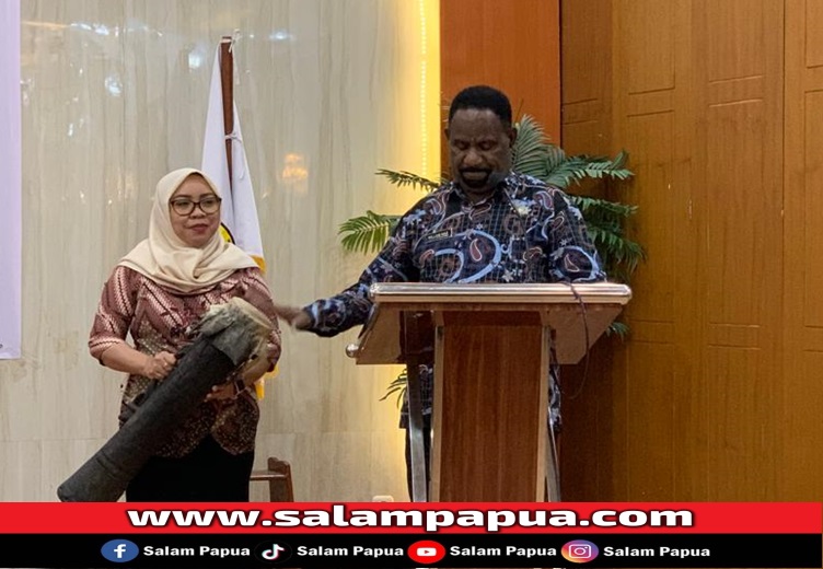 Pembukaan sosialisasi oleh Asisten II Bidang Perekonomian dan Pembangunan Setda Mimika, Willem Naa (salampapua.com/Evita)