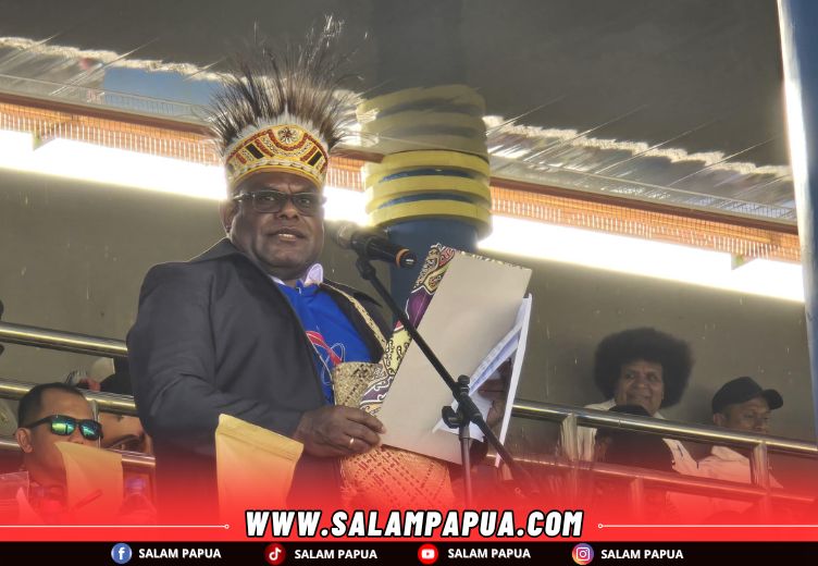 Gubernur Papua Tengah Meki Fritz Nawipa saat menyampaikan sambutan dan sekaligus membuka pertandingan Liga 4 Regional Papua Tengah (salampapua.com/JR)