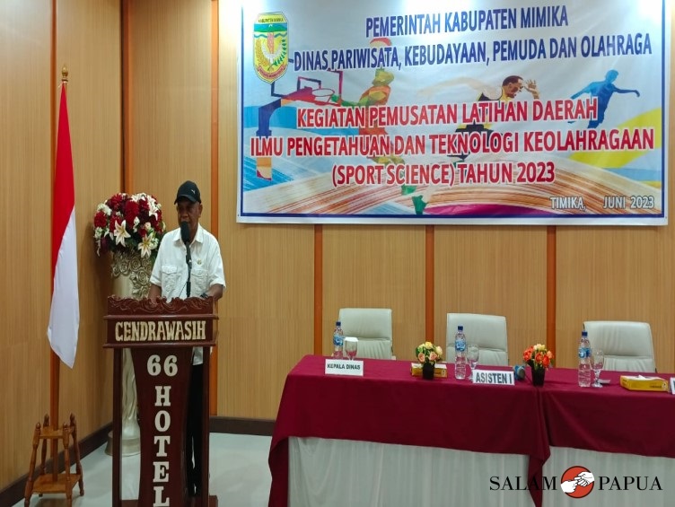 Kepala Dinas Pariwisata, Kebudayaan, Pemuda dan Olahraga Kabupaten Mimika Jopi Toisuta saat menyampaikan sambutannya (Foto:salampapua.com/Acik)