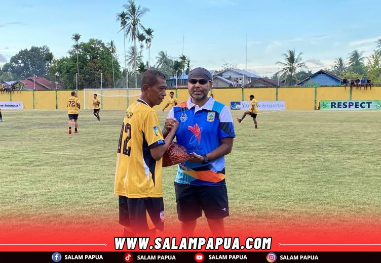 Penyerahan cendera mata dari PTFI kepada pemain (salampapua.com/JR)