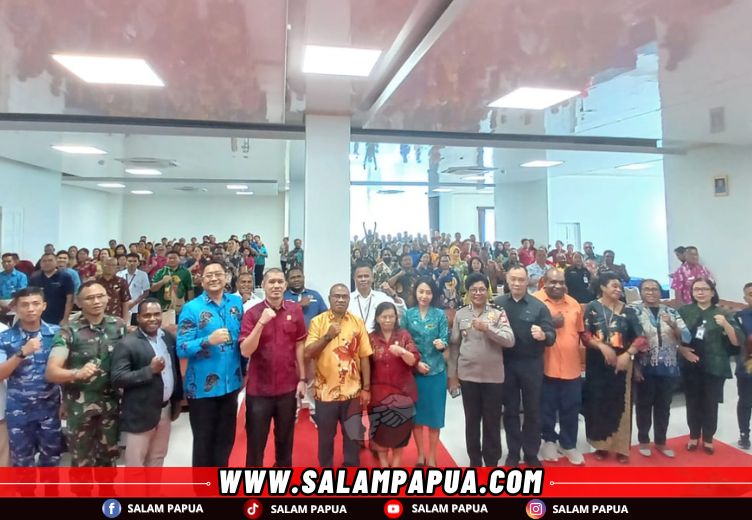 Foto bersama usai pembukaan Forum RKPD (salampapua.com/Evita)