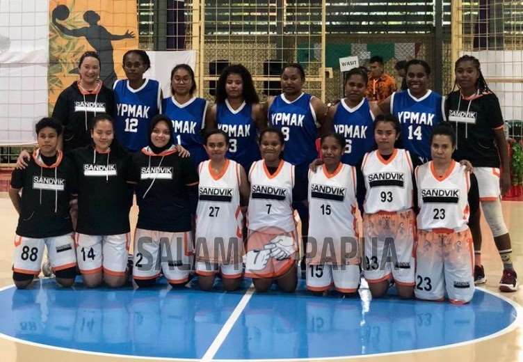Foto bersama Tim Basket Putri YPMAK dan Tim Basket Putri Sandvik (Foto:salampapua.com/Evita)