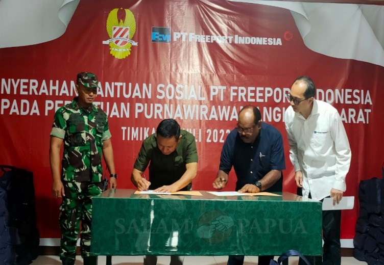 Penandatanganan berita acara penyerahan 1.150 Bansos PTFI yang diwakili oleh VP Community Relation PTFI Nathan Kum kepada Wasekjen PPAD Pusat Brigjen TNI Purnawirawan Bambang Irianto,S.Sos dan disaksikan Danramil 1710-02/Timika Kapten Inf. Teguh Heru (paling kiri) (Foto:salampapua.com/Acik)