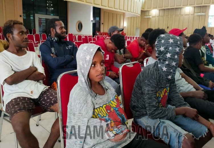 Anak-anak jalanan di Timika saat mendengarkan materi tentang bahaya Narkoba (Foto:salampapua.com/Acik)