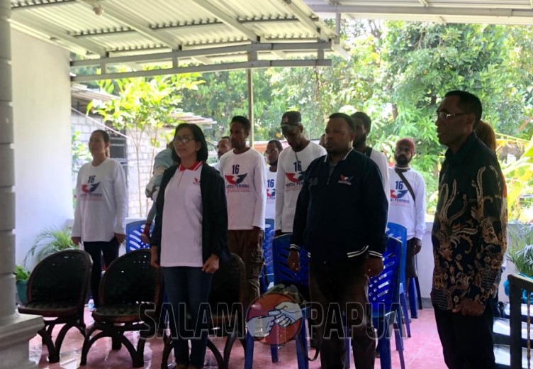 Para Pengurus Dewan Pimpinan Ranting Distrik Wania Partai Perindo saat menyanyikan Mars Partai Perindo (salampapua.com/Evita)