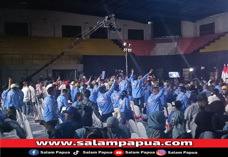 Massa pendukung Paslon saat menyerukan yel-yel pada segmen breaktime (salampapua.com/Abeth)
