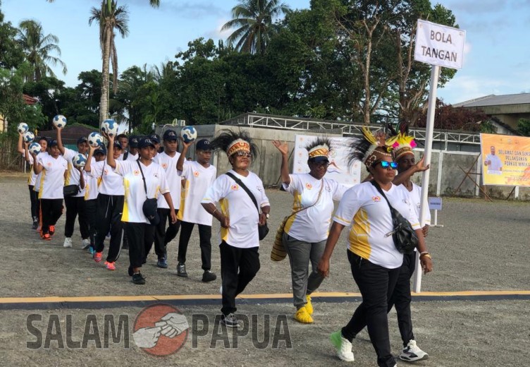 Atlet Bola Tangan saat tiba di Lapangan Timika Indah (salampapua.com/Evita)