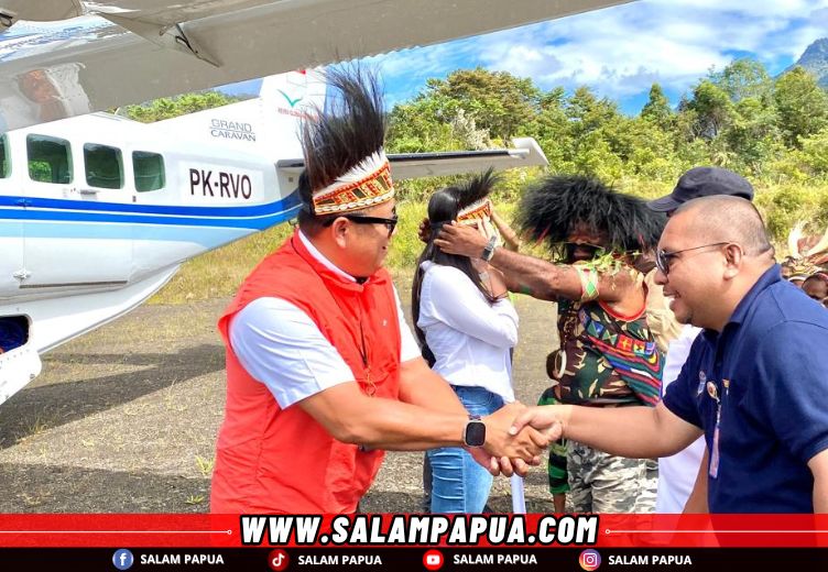 Situasi saat menyambut pilot Caravan di Lapter Noema di Kampung Piligom Distrik Jila, Jumat (9/5/2025) (salampapua.com/Evita)