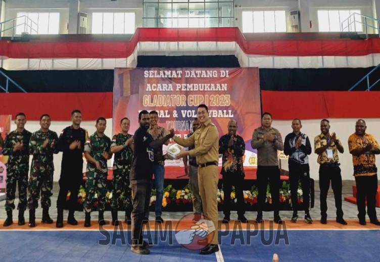 Pembukaan turnamen Voli dengan pemberian bola kepada wasit Voli (Foto:salampapua.com/Evita)