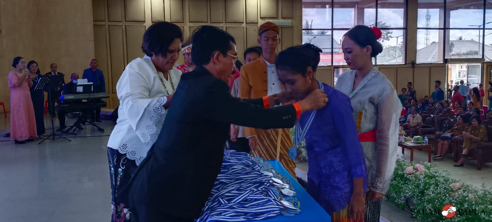 Penyematan piagam Penamatan bagi siswa SMP N 2 Mimika (Foto:salampapua.com/Acik)