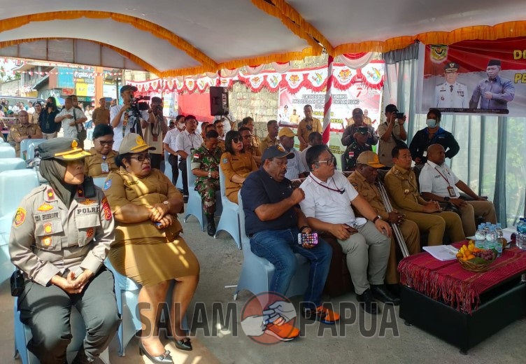 Pj Bupati Mimika Valentinus Sudarjanto Sumito didampingi Pj Sekda Petrus Yumte, VP Community Development PTFI Nathan Kum dan VP Government Relation PTFI Jonni Lingga (Foto:salampapua.com/Acik)