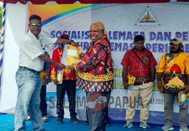 Penyerahan SK LEMASA oleh Amungeme Nagawan Menuel Jhon Magal kepada pengurus perwakilan wilayah pegunungan (Foto:salampapua.com/Acik)