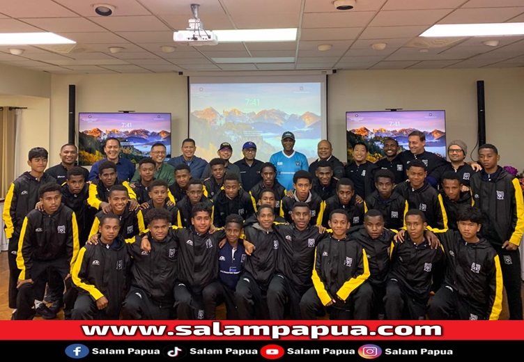 Foto bersama usai makan malam bersama di Hall Senior Guest House, Tembagapura (salampapua.com/Evita)