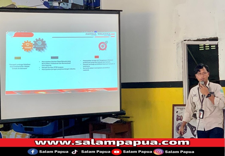 Technical Instructor PT TRIATRA Timika, Joko Susanto saat menyampaikan materi sosialisasi (salampapua.com/Evita)