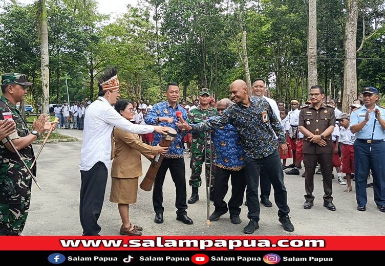 Tabu tifa tanda launching program Mimika pandai berhitung metode Gasing (salampapua.com/Acik)