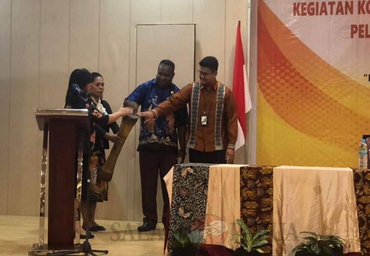 Pembukaan Bimtek ditandai dengan pemukulan Tifa oleh Asisten III Bidang Administrasi Umum Setda Mimika Hendritte Tandiyono, didampingi Kepala Dinas PMPTSP Abraham Kateyau dan narasumber dari BPJS Ketenagakerjaan (Foto:salampapua.com/Evita)