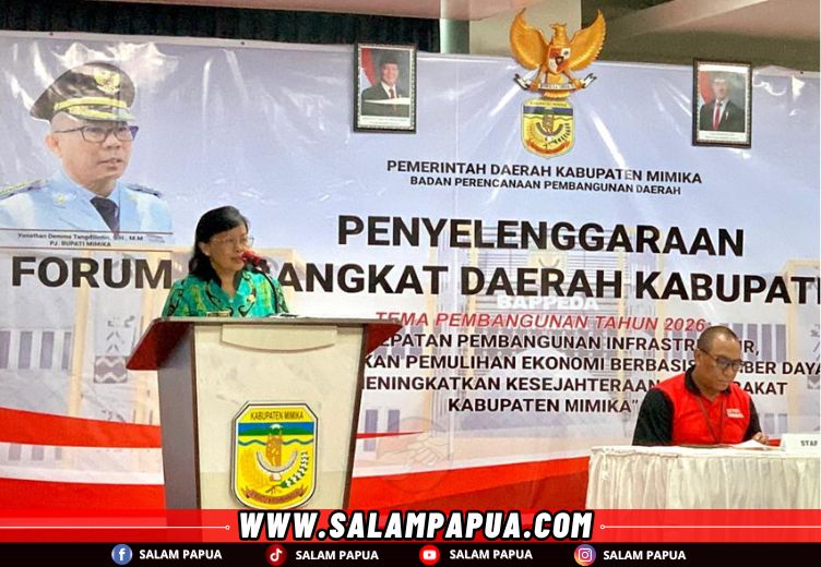 Laporan hasil Forum RKPD oleh Kepala Bappeda Mimika Yohana Paliling pada penutupan Forum RKPD Mimika 2026 (salampapua.com/Evita)