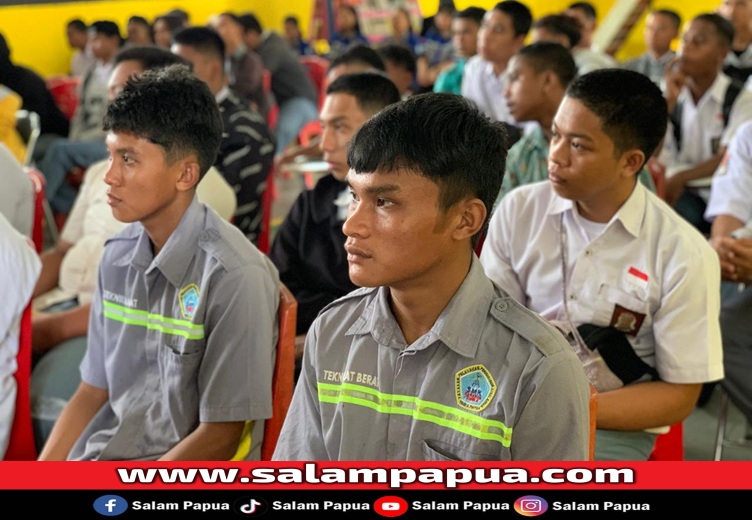 Peserta sosialisasi Patria Welding School di SMKS Harapan Timika (salampapua.com/Evita)