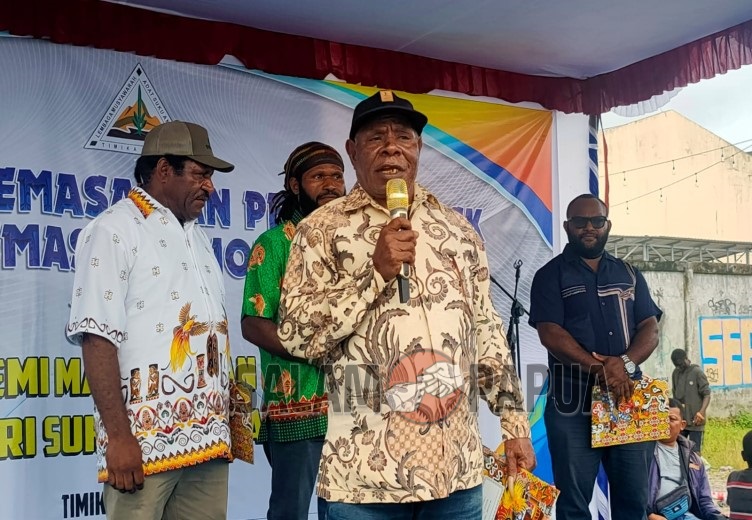 Direktur Utama LEMASA Fransiskus Pinimet saat menyampaikan sambutannya usai penyerahan SK (Foto:salampapua.com/Acik)