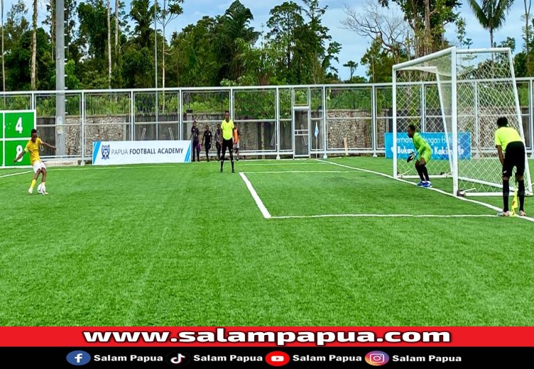 Tendangan penaliti dari Tim PFA A (salampapua.com/Evita)