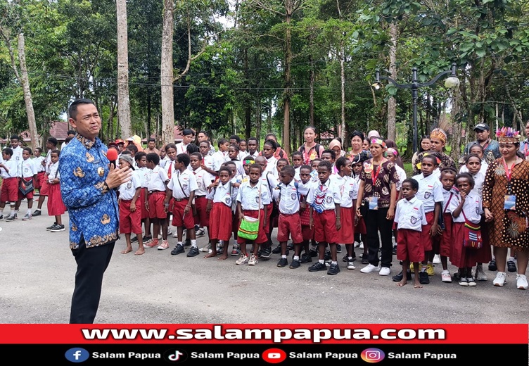 Pj Bupati Mimika, Valentinus Sumito Sudarjanto saat menyampaikan sambutan (salampapua.com/Acik)
