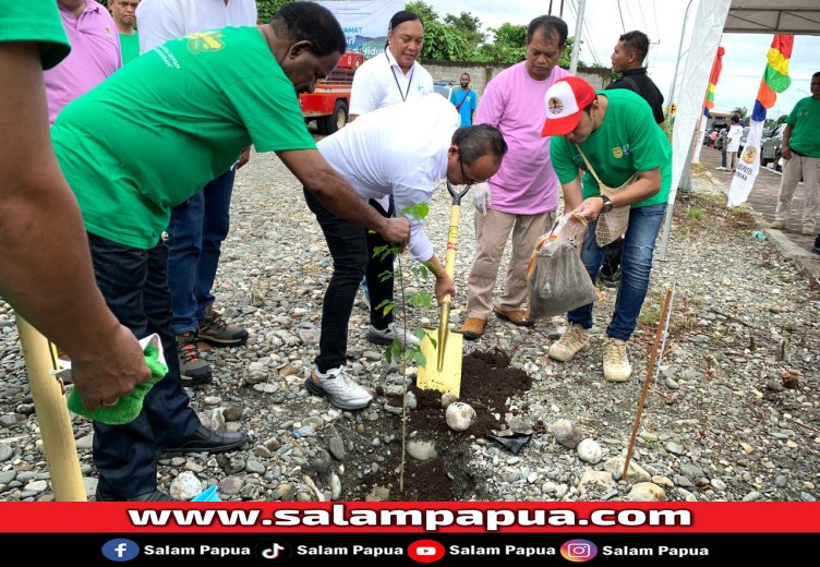 Vice President Environmental Division PTFI Gesang Setyadi saat menanam pohon (salampapua.com/Evita)