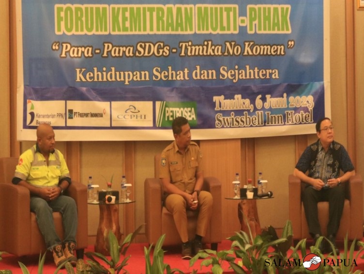 Tiga narasumber kegiatan yakni Manager Community Health Development PTFI Daniel Perwira (kanan), Manager Human Resources PT Petrosea Donny Kabiai (kiri), dan Kepala Dinas Kesehatan Kabupaten Mimika Reynold Rizal Ubra (tengah) (Foto:Istimewa)