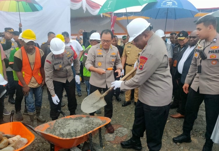 Kapolda  Papua Irjen Pol Mathius D. Fakhiri meletakan batu dan coran pertama pembangunan gedung Satpas SIM Polres Mimika (Foto:salampapua.com/Acik)