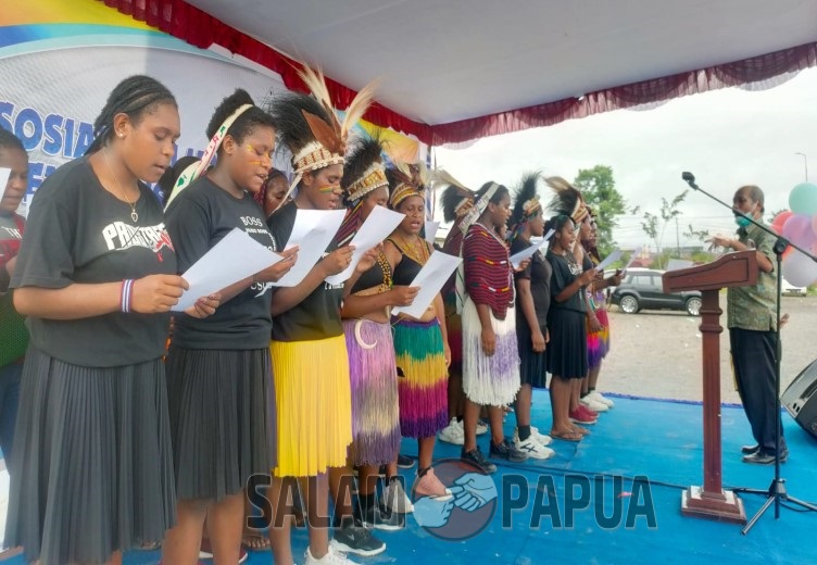 Anak-anak Yayasan Generasi Amungme Bangkit (YGAB) saat mempersembahkan Mars YGAB (Foto:salampapua.com/Acik)