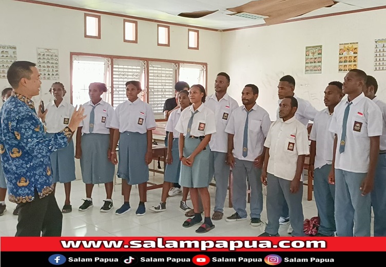Pj Bupati Mimika, Valentinus Sumito Sudarjanto saat berinteraksi dengan siswa SMA Sentra Pendidikan (salampapua.com/Acik)