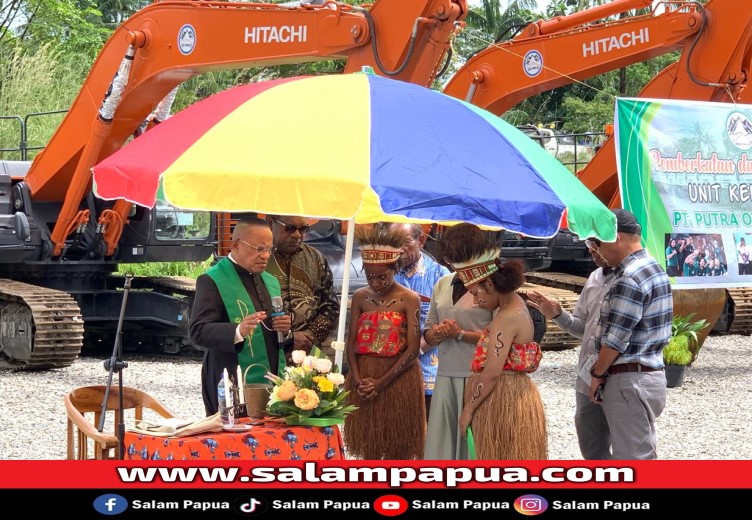 Pastor Amandus Rahadat, Pr saat memimpin Misa Pemberkatan kendaraan milik PT Putra Otomona Jaya (salampapua.com/Evita)
