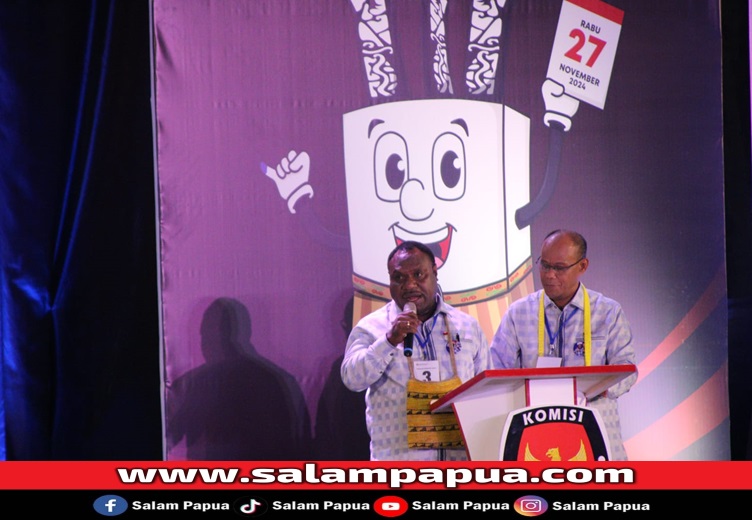 Paslon nomor urut 3 Alexander Omaleng dan Yusuf Rombe Pasarrin (AIYE) menjawab pertanyaan panelis (salampapua.com/Abeth)
