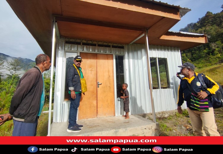 Ketua DPRD Mimika Anton Bukaleng saat meninjau klinik yang telah dibangun melalui Pokir anggota Dewan tahun anggaran 2023 (salampapua.com/Acik)
