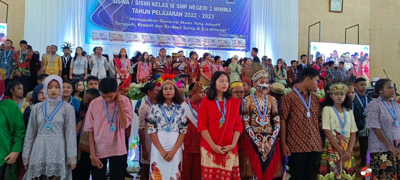 Ratusan siswa-siswi kelas IX SMPN 2 Mimika yang tamat saat menyanyikan hymne guru (Foto:salampapua.com/Acik)