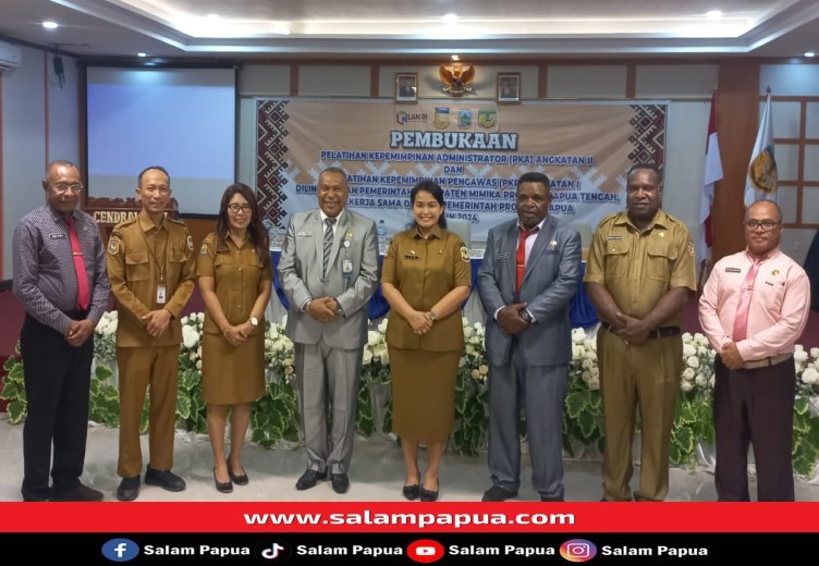 Foto bersama pemateri dari Widyaiswara dengan PJ Sekda Mimika Ida Wahyuni dan beberapa pimpinan OPD lingkup Pemkab Mimika (salampapua.com/Acik)