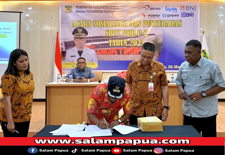 Penandatanganan berita acara penyerahan SPPT PPB-P2 oleh Kepala Kelurahan Kamoro Jaya, Musdalifah (salampapua.com/Evita)