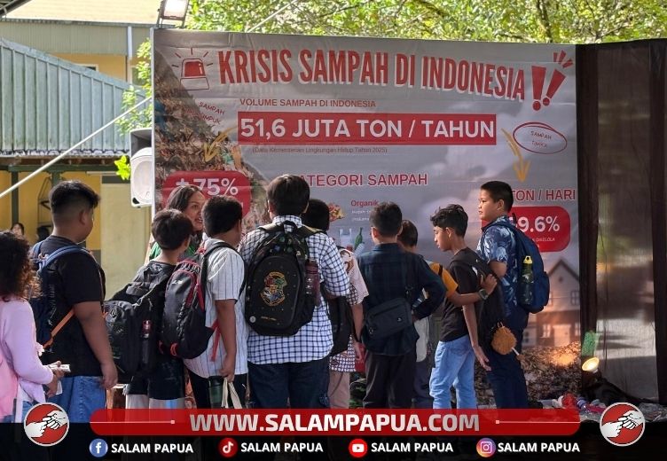 Tamu undangan saat mengunjungi stand isu seputar sampah (salampapua.com/Evita)